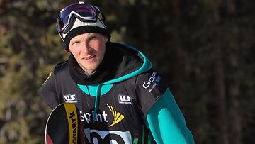 Lumilautailija Janne Korpi juhli lumikourun eli halfpipen maailmancupin voittoa.