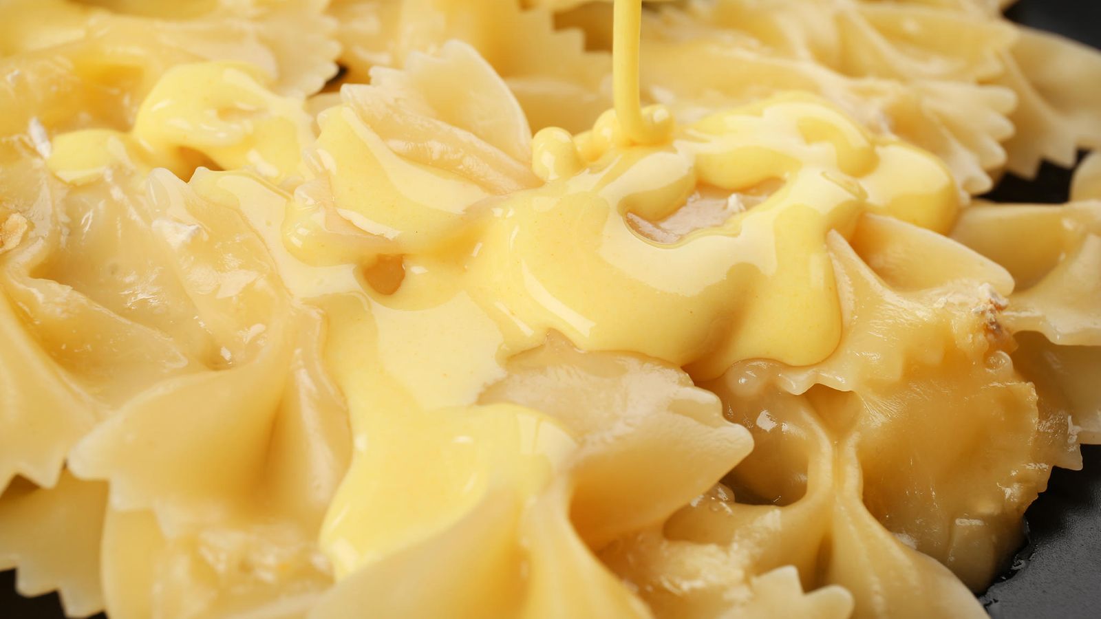 Kermaista makua ilman turhia kaloreita! Kevyen, mutta herkullisen  juustokastikkeen salaisuus piilee yllättävässä supervihanneksessa | Makuja  | MTV Uutiset