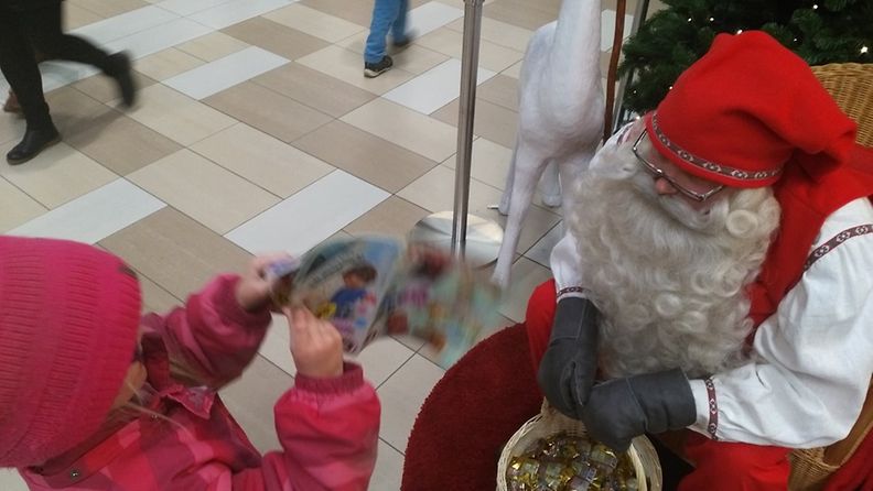 KUVA VAIN LIFESTYLEN ARTIKKELIIN Tässä kuvassa tyttäreni selittää innoissaan kauppakeskuksen joulupukille miten olin luvannut hänelle aatoksi yhdessä oloa