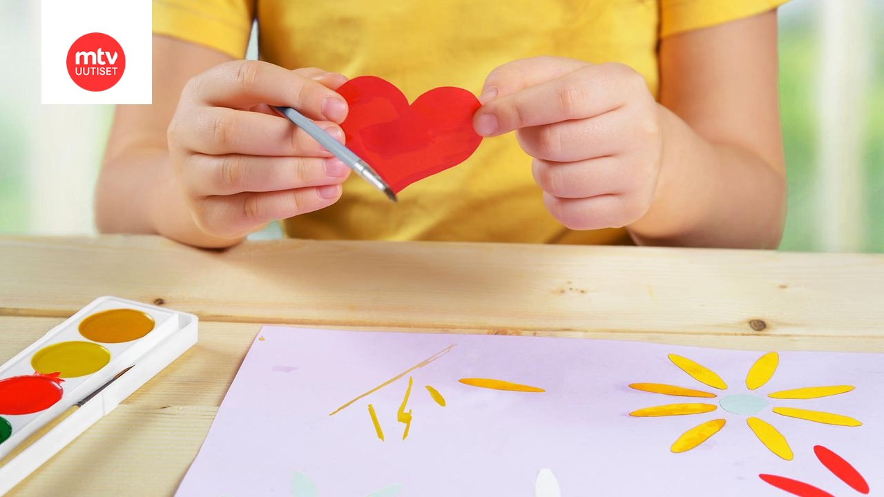 девочка делает открытку. вырезаем из цветной бумаги подарок маме. дошкольники делают открытки. девушка делает дз. картинка как ребенок вырезает из цветной бумаги.