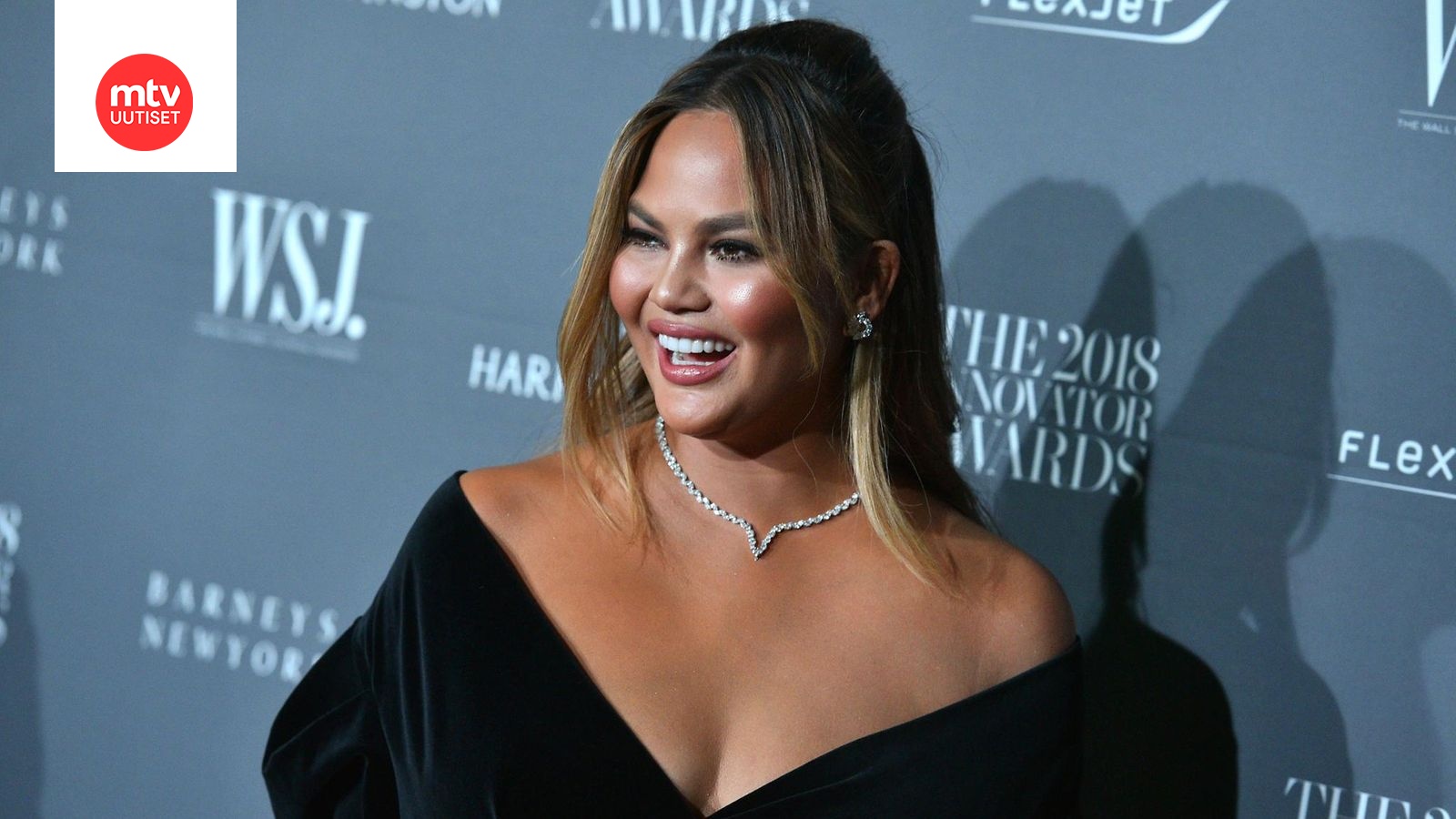 Huippumalli Chrissy Teigen pukeutui lateksiin – esittelee myös ...