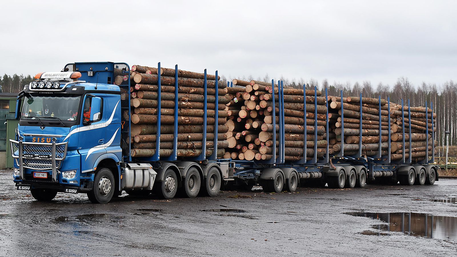 32 metriä ja 92 tonnia: Suomen uusin jättirekka on vaikuttava näky  liikenteessä – katso video neitsytmatkasta 