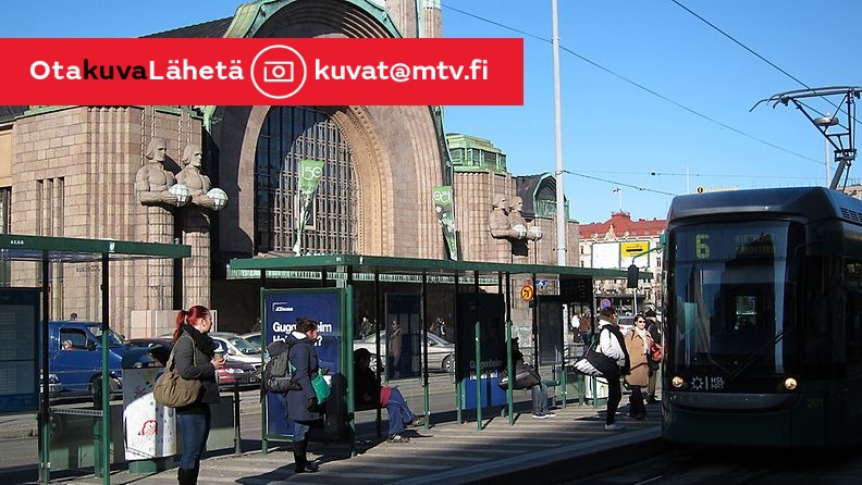 Helsingin rautatieaseman edessä olevalla raitiovaunupysäkillä on mahdollista äänestää Guggenheim-museosta.