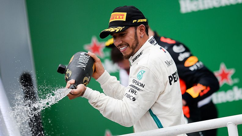 Lewis Hamilton ruiskuttaa brasilia