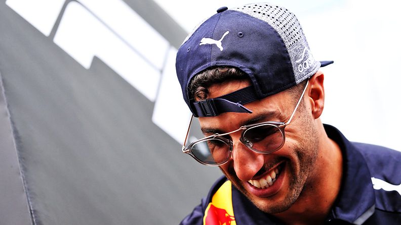 Daniel Ricciardo naama 5