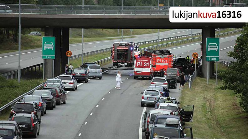 Tampereella sattui perjantaina usean henkilöauton, kuorma-auton ja moottoripyörän ketjukolari.