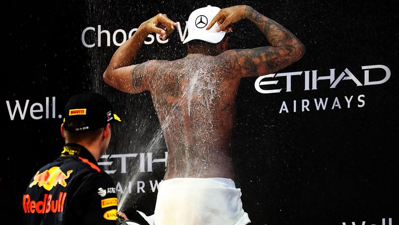 Lewis Hamilton ilman paitaa