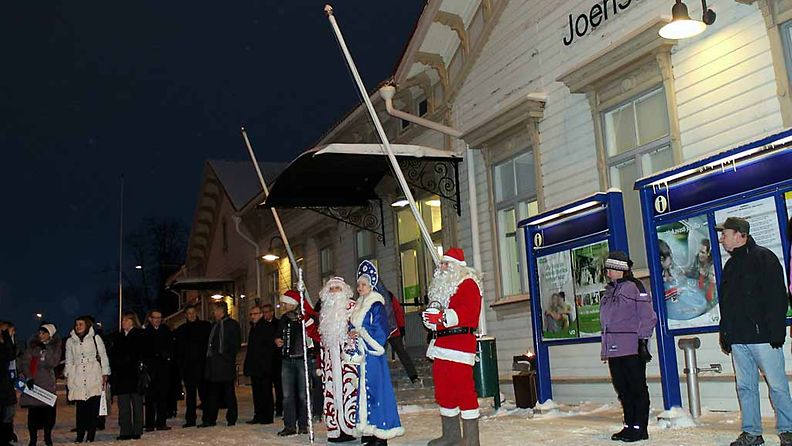 Joulupukki, Pakkasukko ja lumihiutaletyttö olivat ottamassa vastaan ensimmäisiä henkilömatkustajia Petroskoista saapuvasta junasta Joensuun asemalla lauantaiaamuna, 29. joulukuuta 2012.