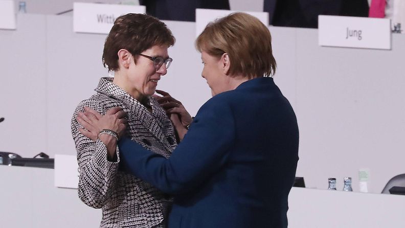 Annegret Kramp-Karrenbauer ja Angela Merkel
