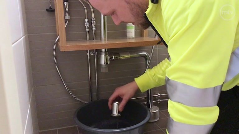 Kuinka Haastaa Putkimies Oikeuteen Huolimattomuudesta?