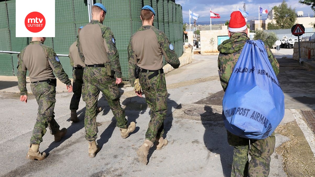 Joulupukki sonnustautui aattoiltana myös maastopukuun – suomalaiset  rauhanturvaajat saivat karamelleja ja villasukkia 