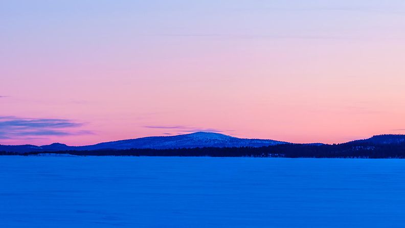 Kaunis näkymä Inarijärveltä auringonlaskun jälkeen. AOP