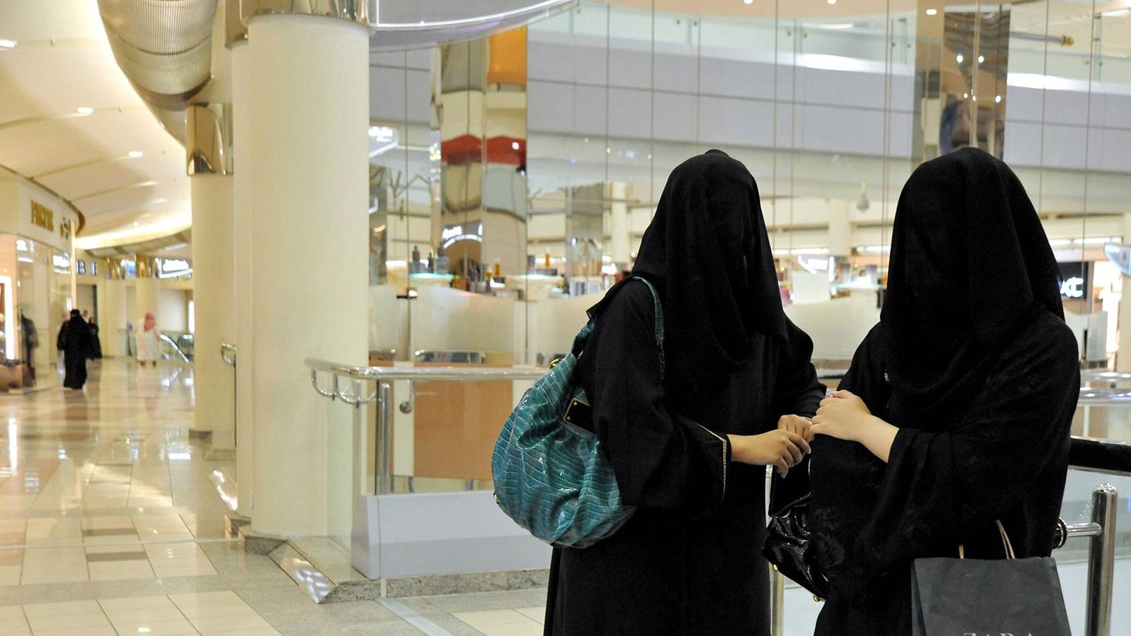 Uusi säädös voimaan: Saudi-Arabiassa nainen saa vastedes tekstiviestin, jos  mies on ottanut salaa avioeron 