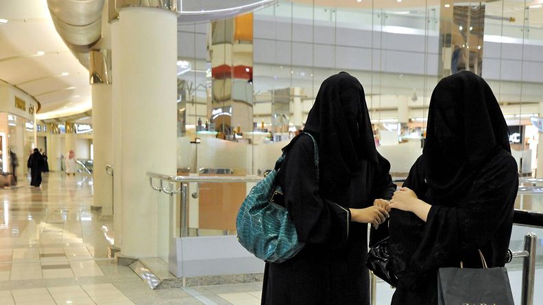 AOP saudi-arabia naiset huntu 16.2.64267341