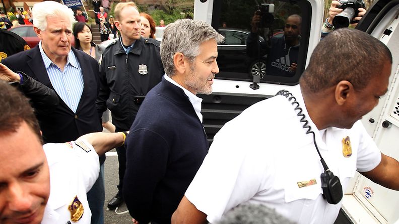 Hollywoodin tähtinäyttelijä George Clooney pidätettiin perjantaina Washingtonissa, kun joukko aktivisteja oli osoittamassa mieltään Sudanin suurlähetystön edustalla. 