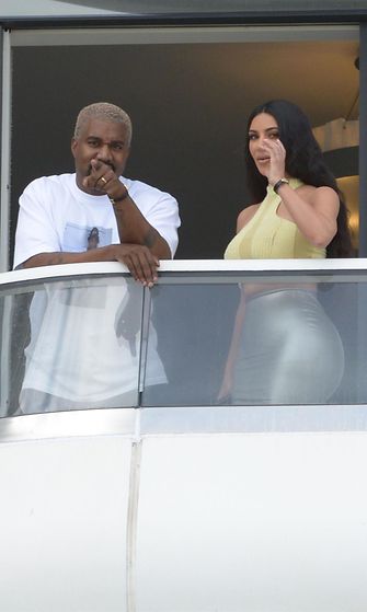 Kanye ja Kim vilkuttaa