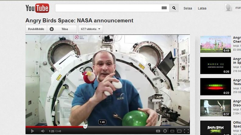Astronautti ampuu Angry Birdsejä avaruudessa.