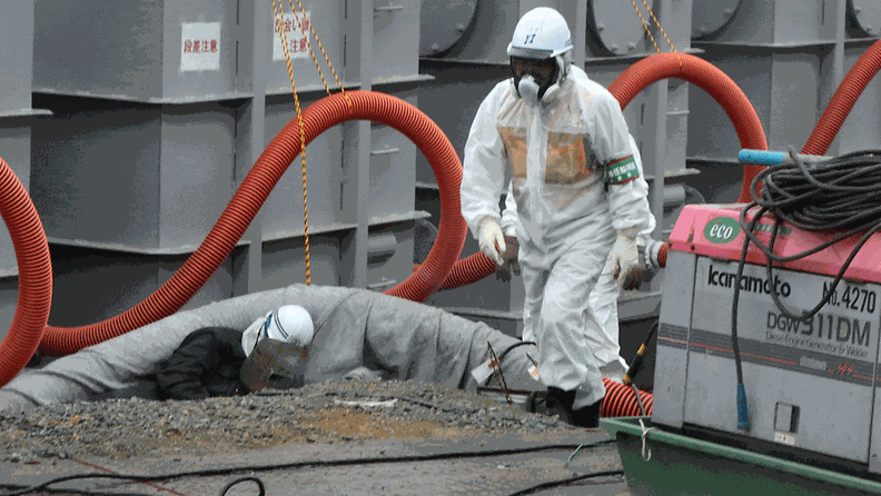 Suojapukuinen työntekijä Fukushiman ydinvoimalassa.