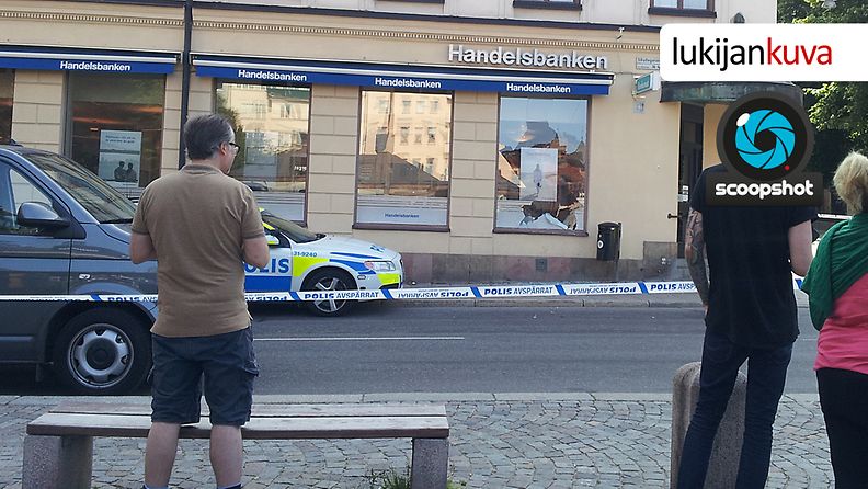 Poliisi on eristänyt pankin edustan Tukholman Östermalmilla.
