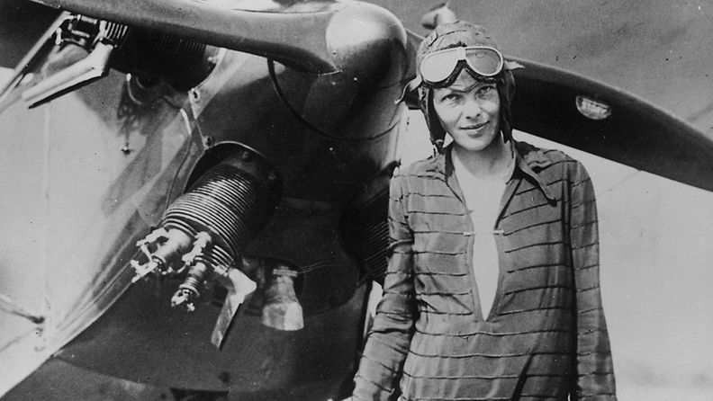 Amelia Earhart poseerasi Friendship-koneensa vierellä Newfoundlandissa 14. kesäkuuta 1928.