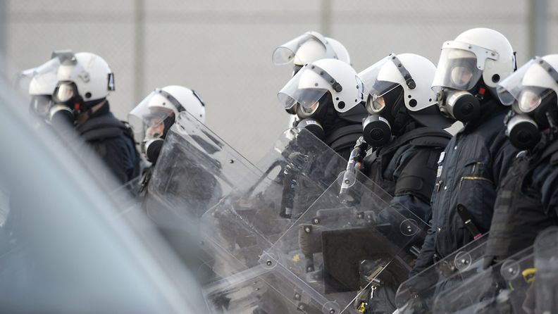 Poliisit pukeutuivat mellakkavarusteisiin pahamaineisten Lech Poznan -fanien takia.