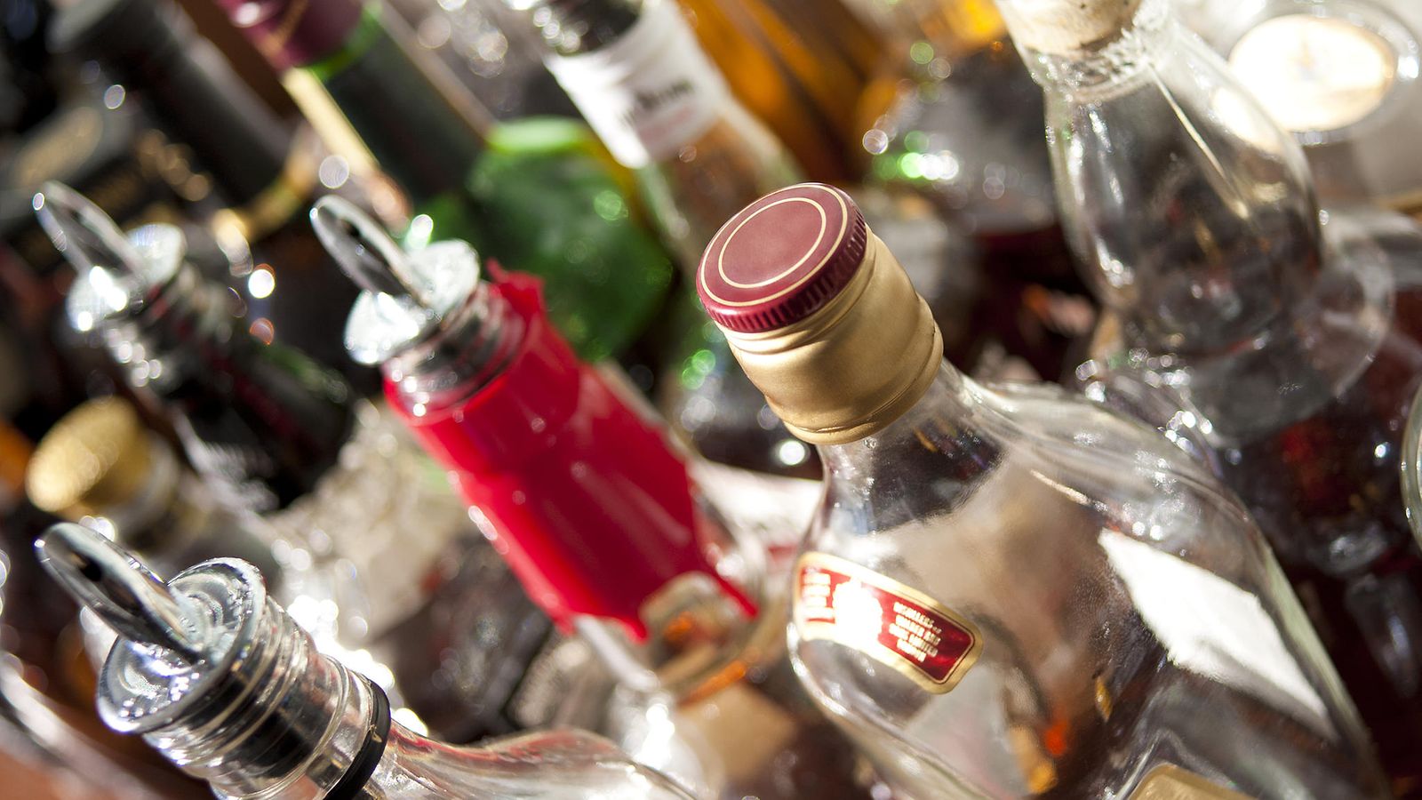 Viinakaan ei säily ikuisesti – kuinka kauan avaamattomat ja avatut  alkoholijuomat oikeasti säilyvät kaapissa? | Makuja | MTV Uutiset