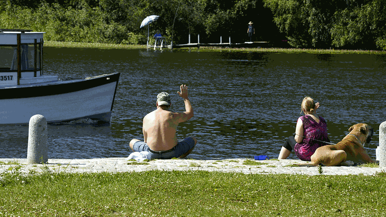 Ihmisiä nauttimassa auringosta ja lämpimästä säästä Hämeenlinnassa 26. heinäkuuta 2013.