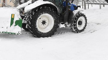 AOP traktori maatila maatalous talvi lumi