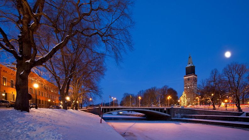 AOP Turku yö talvi Aura-joki ilta maisema kaupunki