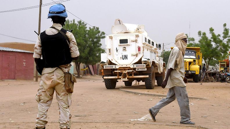 YK:n rauhanturvaaja partioi itäisessä Malissa sijaitsevan Gaon kaduilla viime elokuussa. Kuvituskuva.