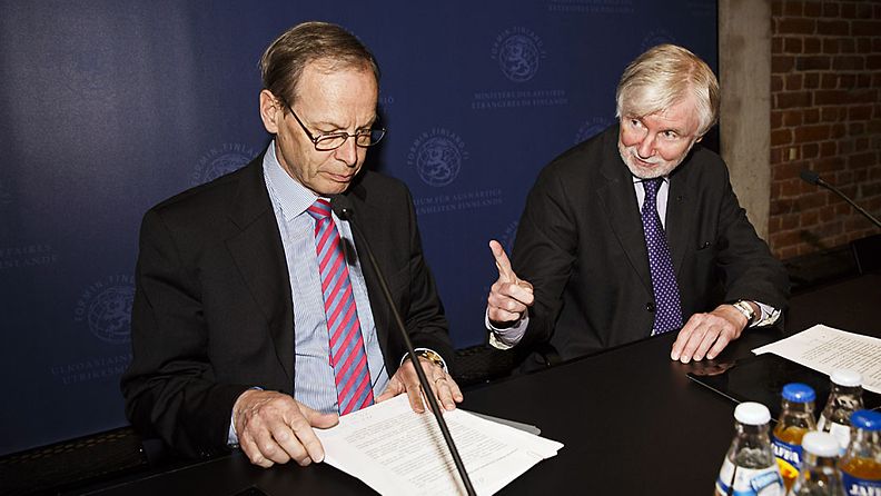 Ulkoministeri Erkki Tuomioja (oik.) ja valtiosihteeri Pertti Torstila tiedotustilaisuudessa ulkoministeriössä Helsingissä 9. toukokuuta 2013. 