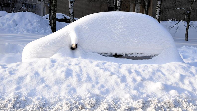lumi hautasi auton