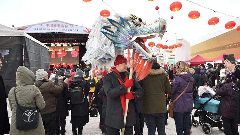 Lohikäärmeet ja leijonat tanssivat kiinalaisen uudenvuoden juhlassa Helsingissä 4. helmikuuta 2019. 48742386