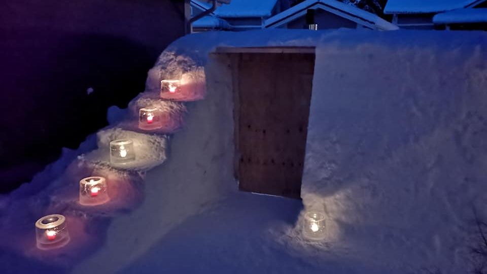 Lasse loihti itselleen lumisaunan, jonka löylyt ovat kuin höyrysaunassa –  aikaa saunomiseen on puolisen tuntia: 