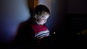 AOP lapsi yksin sosiaalinen media poika kännykkä tietokone kännykkäriippuvuus 7.05077074