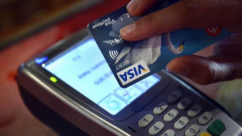 Lähimaksamiseen tarkoitetut pankkikortti ja lukulaite helsinkiläisessä ravintolassa 31. toukokuuta 2013.