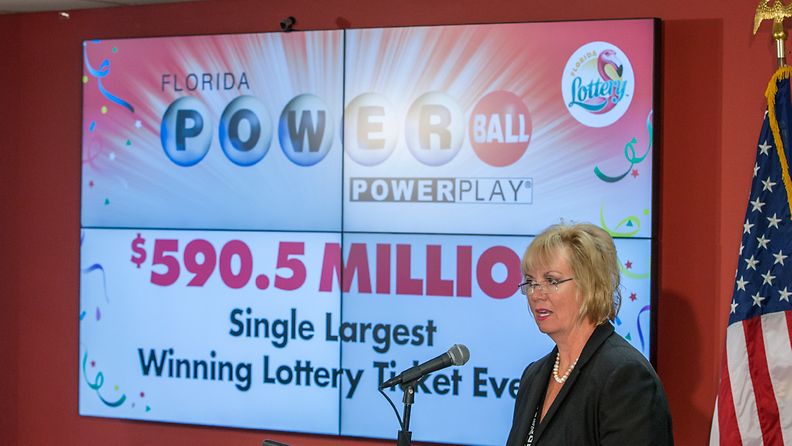 Floridan lottoviranomainen Cynthia F. O'Connell kertoi keskiviikkona, että jättipotin voittanut 84-vuotias nainen on päättänyt lunastaa voittonsa könttäsummana vuosittaisten maksujen sijaan.