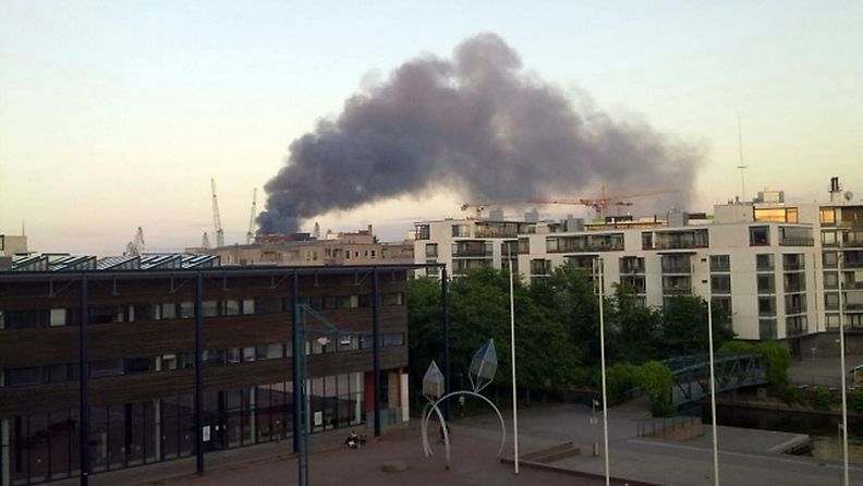 Liuskasaaren tulipalo teki ison savupilven Helsingin ylle. Lukijan kuva