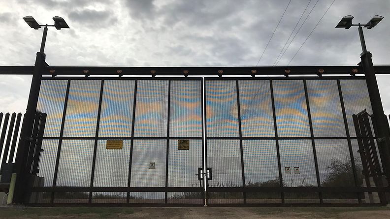 Yhdysvaltain ja Meksikon rajalla nousevat korkeat raja-aidat herättävät närää texasilaisissa 