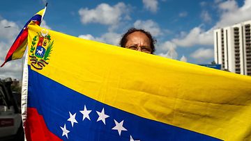 Venezuelan lippu ja joku