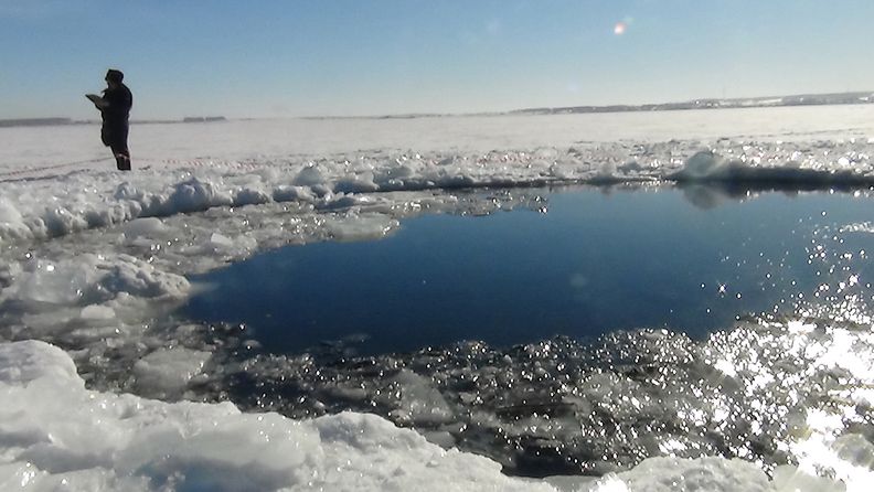 Maahan asti päätyneen meteorinkappaleen uskotaan tehneen halkaisijaltaan kahdeksanmetrisen reiän järven jäähän Tsheljabinskissa.