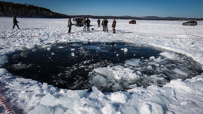 Sukeltajat ovat etsineet meteoriittia Tsherbakulin järven pohjasta.