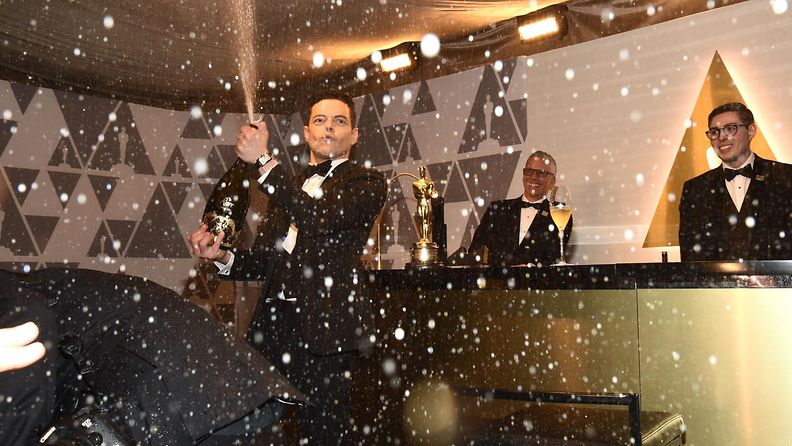 Rami Malek ruiskutteli samppanjaa Oscar-gaala 25.2.2019 1