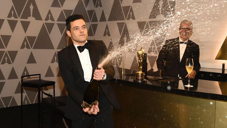 Rami Malek ruiskutteli samppanjaa Oscar-gaala 25.2.2019 2