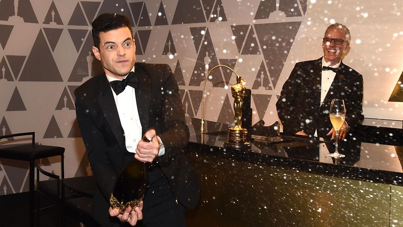 Rami Malek ruiskutteli samppanjaa Oscar-gaala 25.2.2019 3