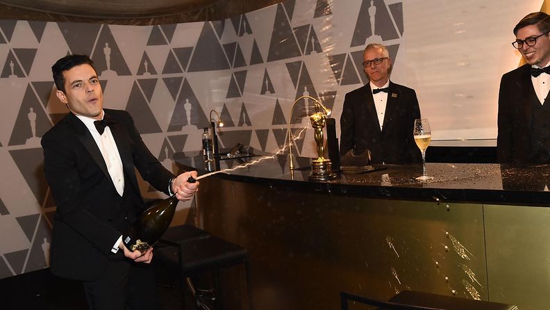 Rami Malek ruiskutteli samppanjaa Oscar-gaala 25.2.2019 5