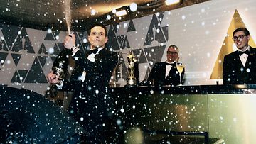 Rami Malek ruiskutteli samppanjaa Oscar-gaala 25.2.2019 7