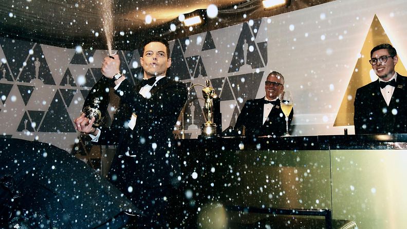 Rami Malek ruiskutteli samppanjaa Oscar-gaala 25.2.2019 7