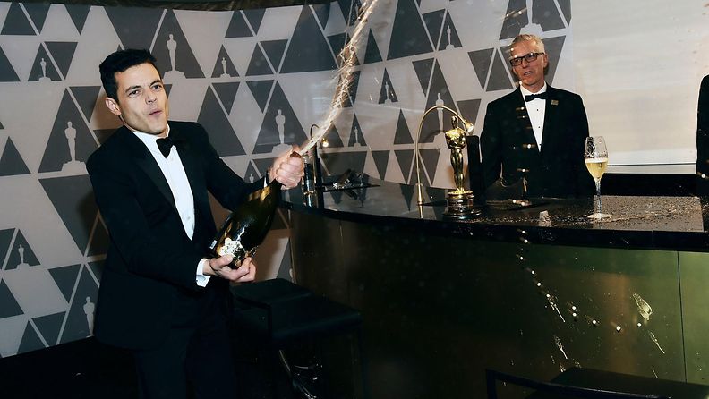 Rami Malek ruiskutteli samppanjaa Oscar-gaala 25.2.2019 8