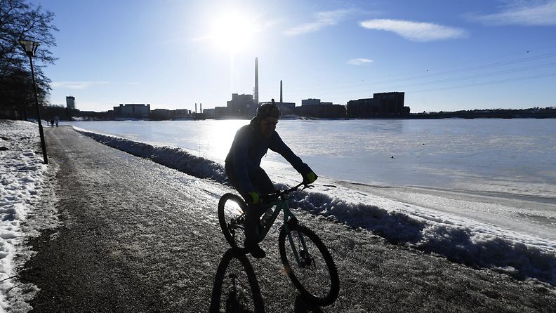 Kevättalvi kevät helmikuu sää aurinko pyöräilijä Helsinki